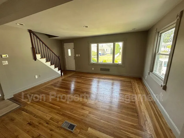 28 Lauder Ave — Photo 12
