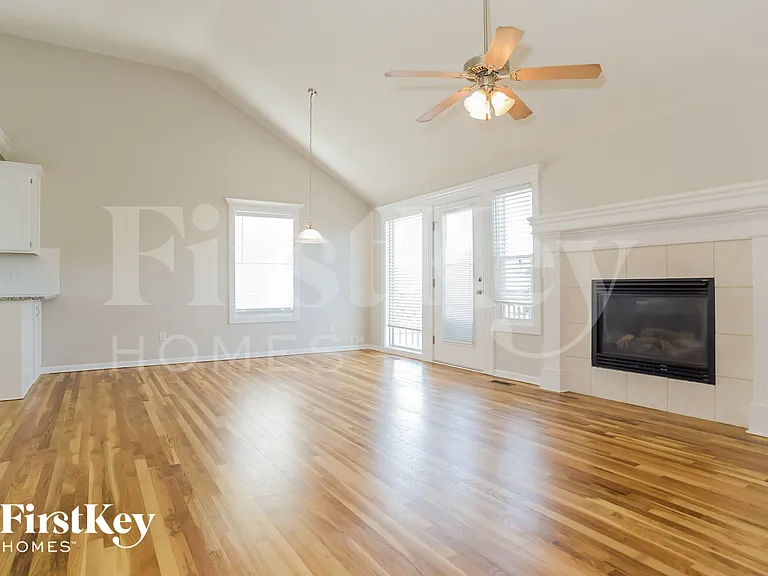 728 Corrington Dr — Photo 3