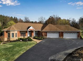 1 Melant Dr, Orchard Park, NY 14127