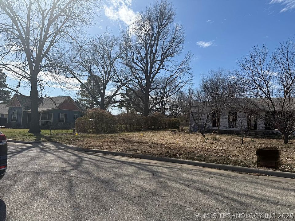 2nd image of 702 S Bixby St