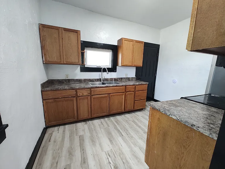 155 W Railroad St — Photo 5