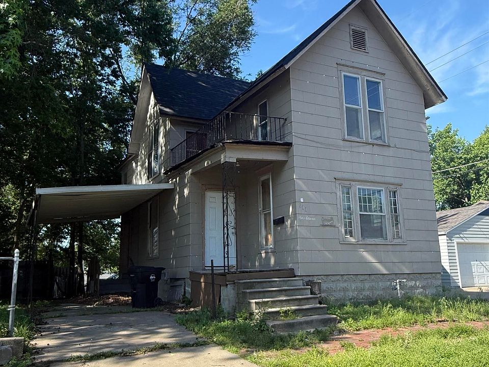 1st image of 911 SW 3rd St