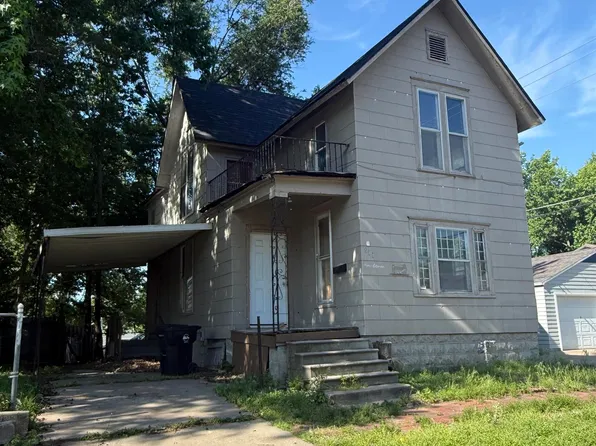 911 SW 3rd St, Topeka, KS 66606