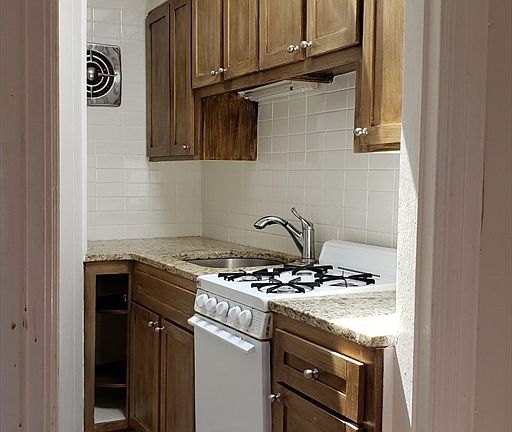 3rd image of 924 Beacon St APT 8