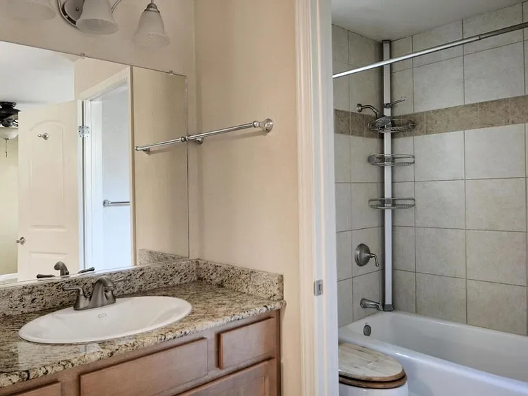 300 Glenwood Cir #195 — Photo 3