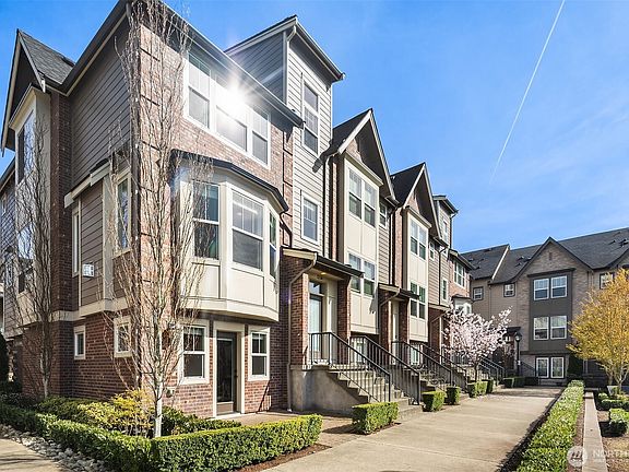 3rd image of 1334 Greenwich Walk NE