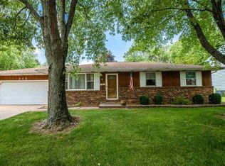 215 Maple Park Dr, Pekin, IL 61554