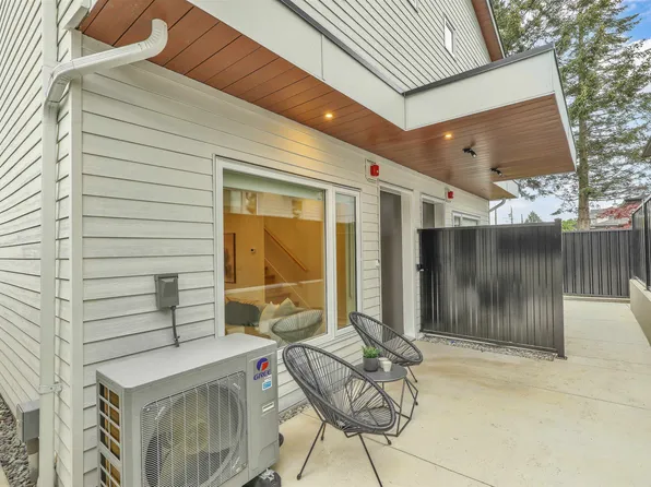 3183 Graveley St #1, Vancouver, BC V5K 3K7