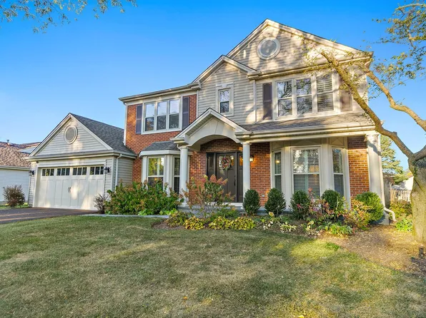 810 Royal Glen Dr, Cary, IL 60013
