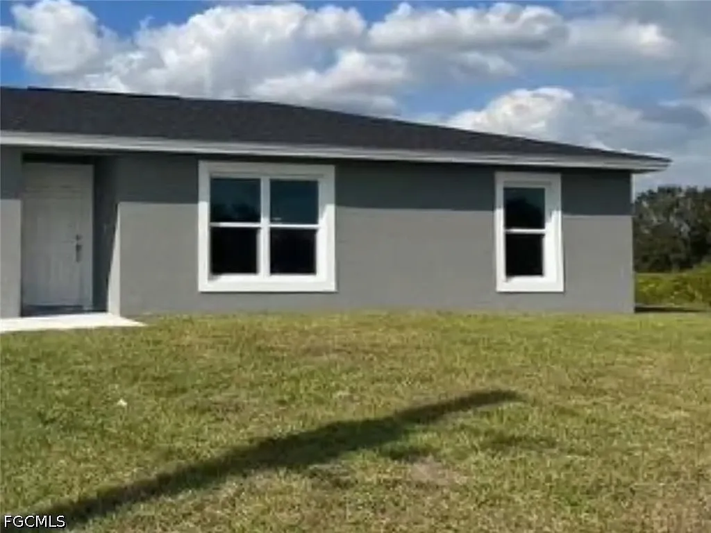 3 bed, 2.0 bath, 1212 sqft, $2,000 — Photo 2