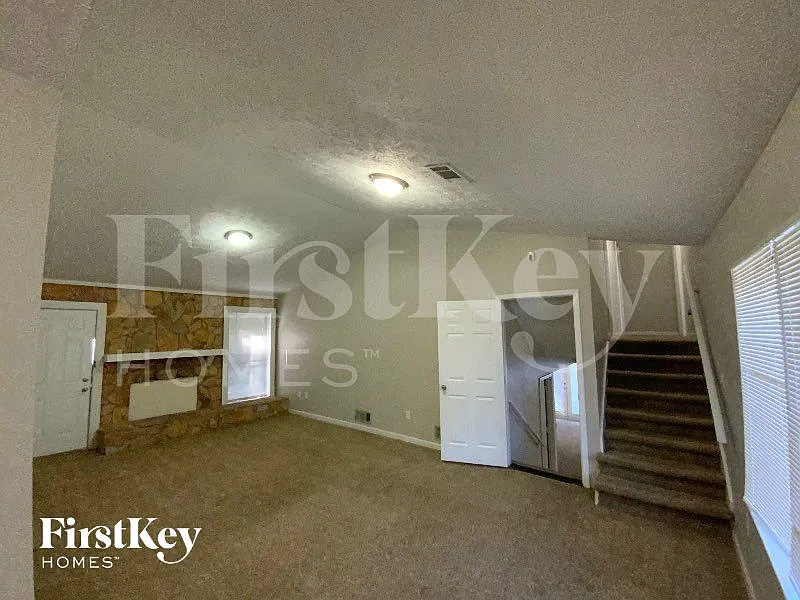 3 bed, 2.5 bath, 2084 sqft, $2,005 — Photo 2