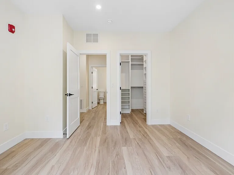 1BR, 1BA - 778SF - Bedroom and Closet