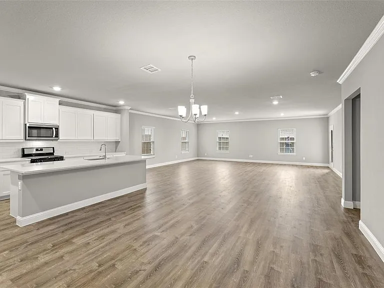 304 Community Dr — Photo 5