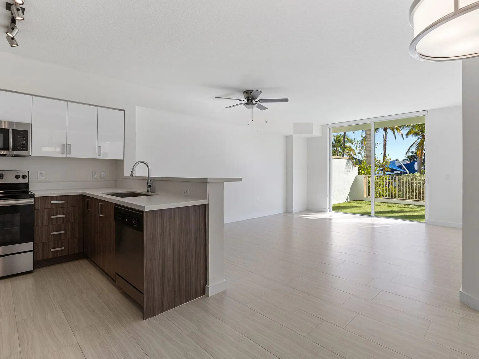2 bed, 1000 sqft, $3,545 — Photo 1