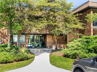 70 Old Oak Dr APT 120, Buffalo Grove, IL 60089