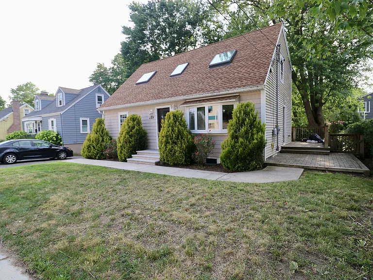 329 Bridge St — Photo 3