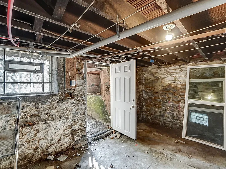 2036 Garrard St — Photo 33