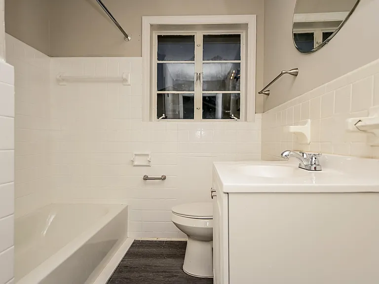 1529168_029_bathroom_13458866.jpg