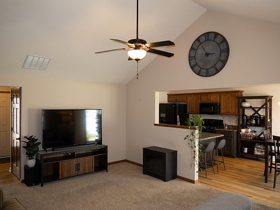 4th image of 106 Tamarack Dr