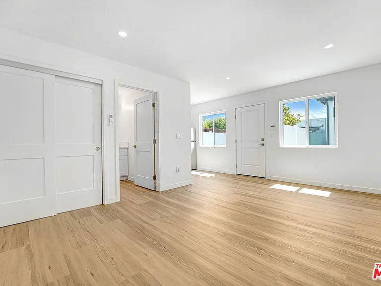 2615 Carmona Ave — Photo 3