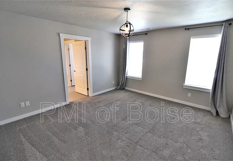 2080 S Hills Ave — Photo 12