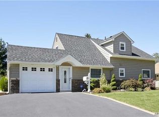 47 Starlight Ln, Levittown, NY 11756