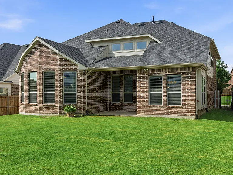 7452 Reverchon Dr — Photo 37