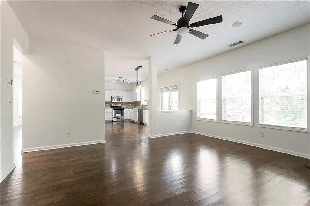 5 bed, 3.5 bath, 2424 sqft, $2,995 — Photo 4
