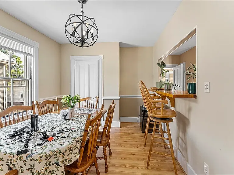 Dining Area
-On 1st floor of the unit
