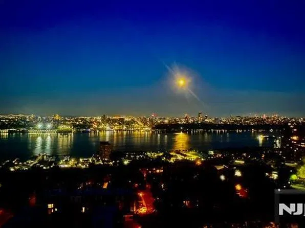 900 Palisade Avenue #20A, Fort Lee, NJ 07024