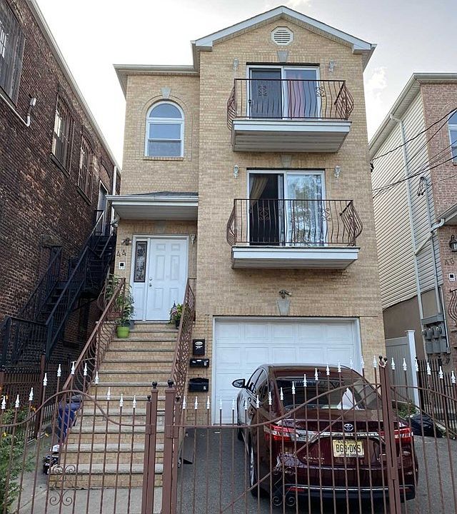 2nd image of 44 Seabury St