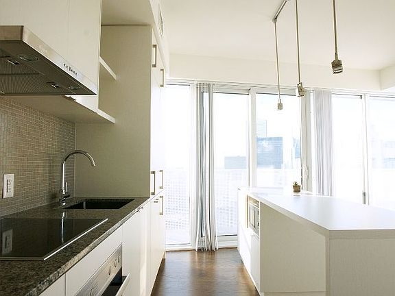 4th image of 100 Harbour St #5704