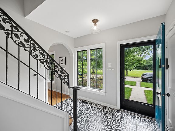 3rd image of 2751 Girard Ave