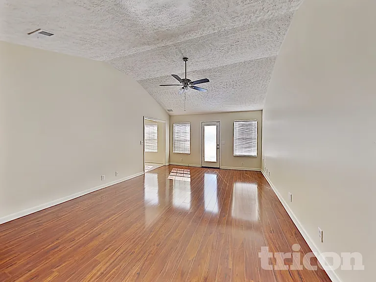 3013 Weybridge Dr — Photo 2