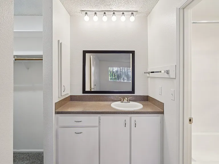 Georgetown Manor Apartments — Photo 17