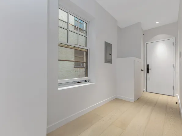 453 Hudson Street image 9 of 17