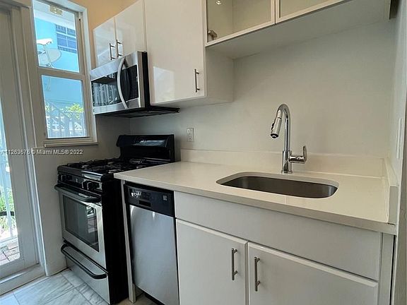 4th image of 2840 Pine Tree Dr #2