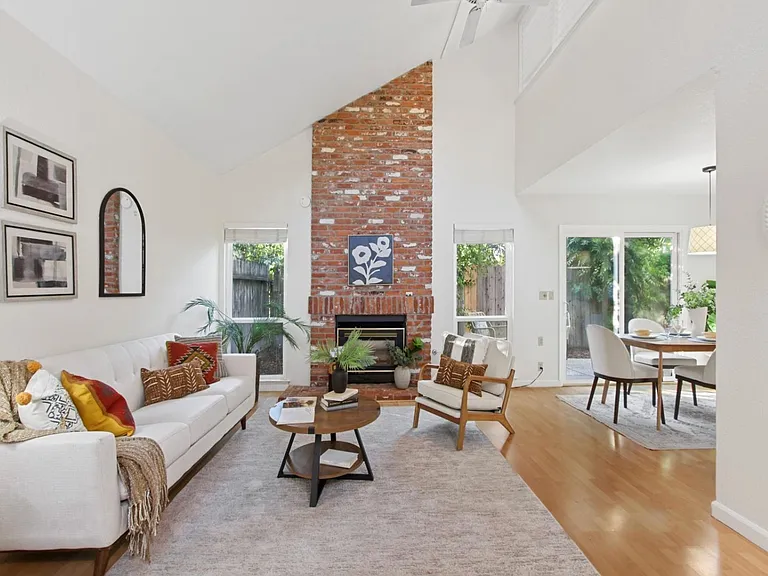 325 E 8th St #5 — Photo 4