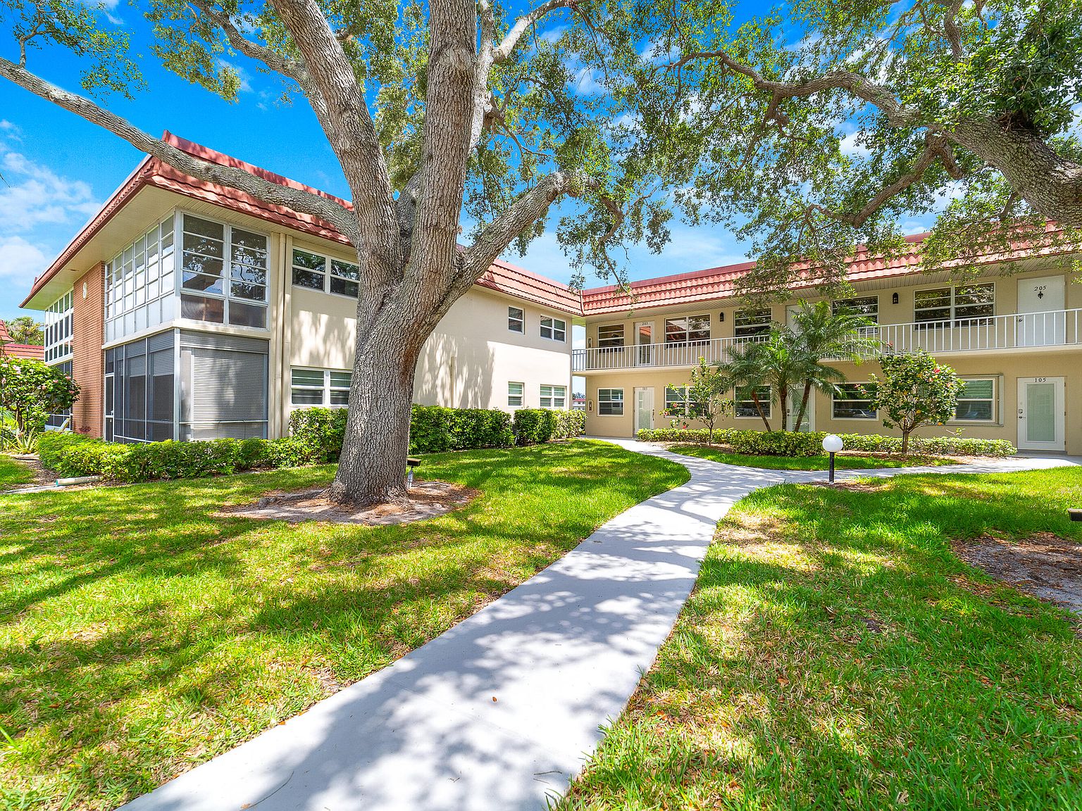 8 Vista Palm Lane #202