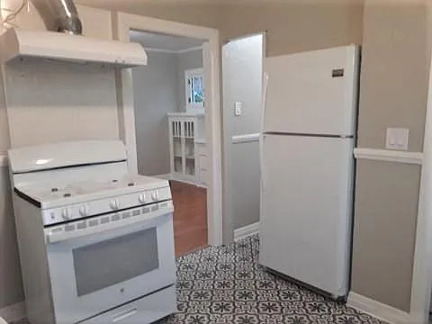 528 E H St — Photo 7
