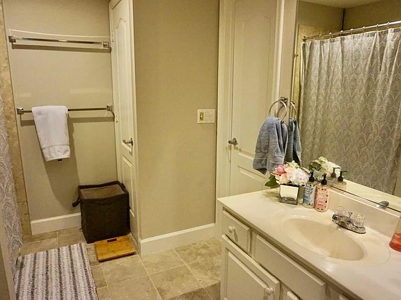 5th image of 1050 N Stuart St APT 915