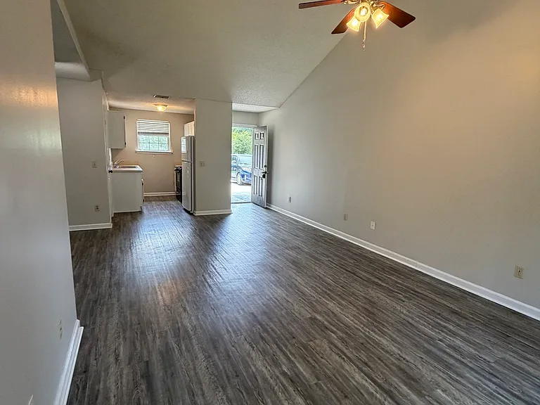 411 Baltic Ct — Photo 5