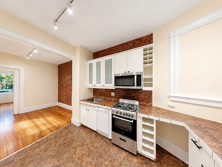 925 Willow Ave #1L — Photo 2