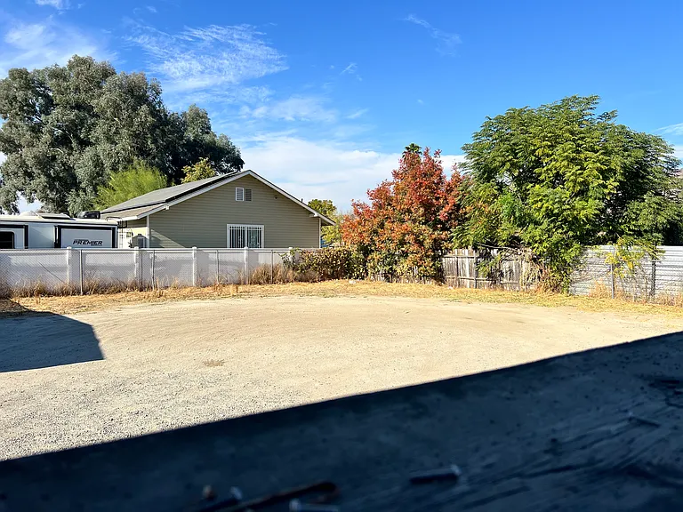 147 N Victoria Ave — Photo 27