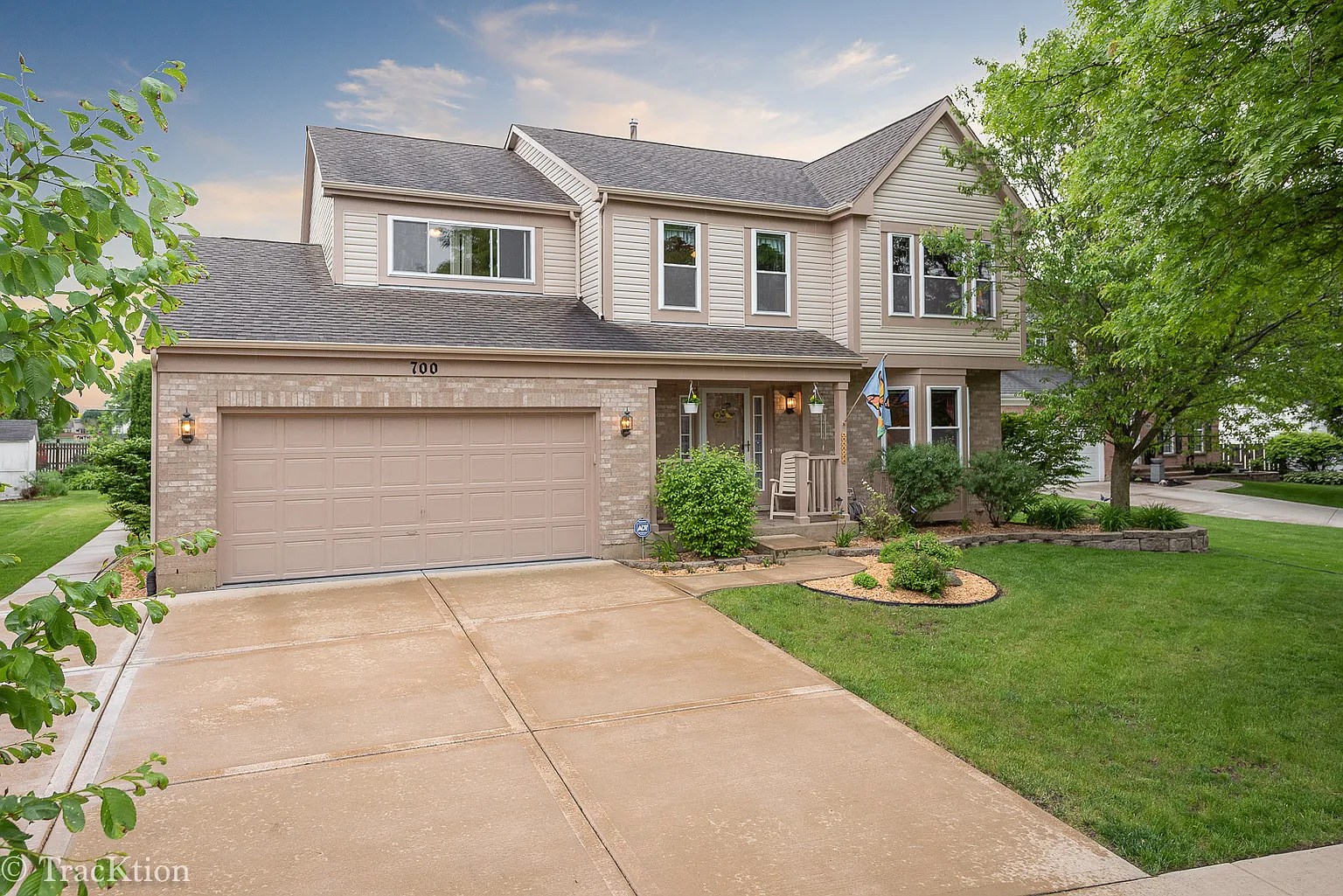 700 Mayfair Dr photo 1