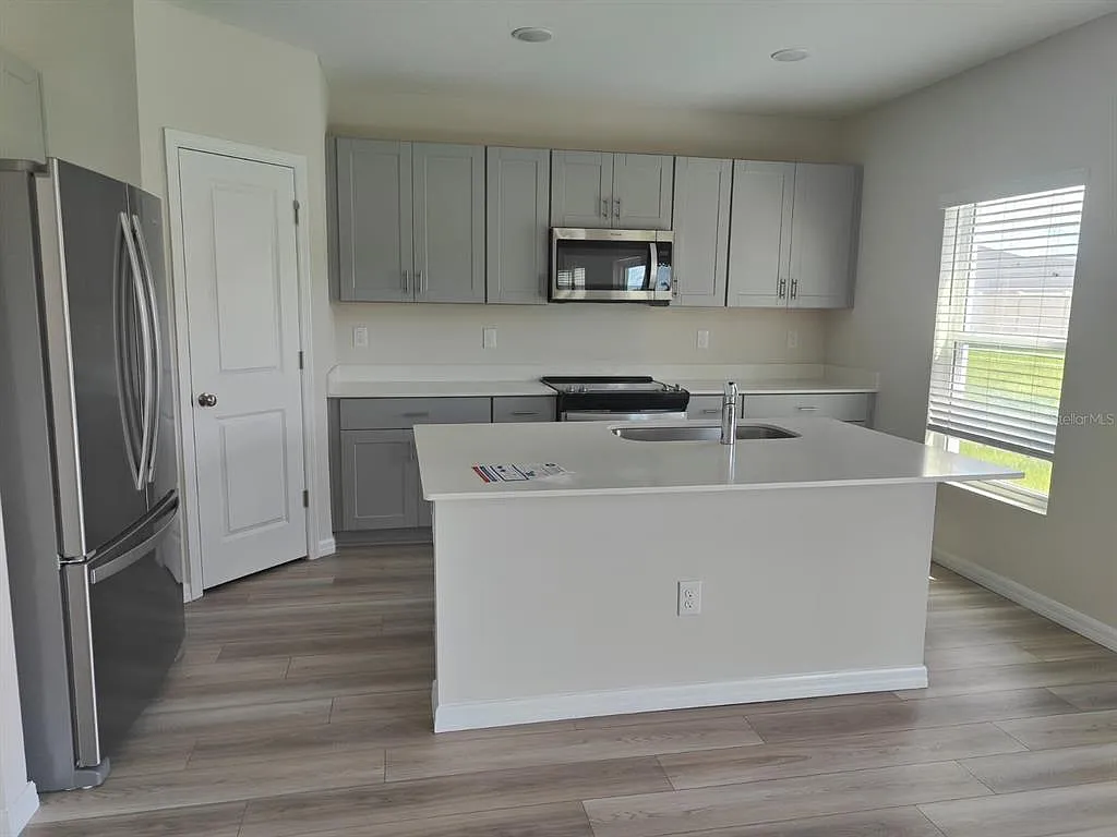 5 bed, 3.0 bath, 2589 sqft, $2,995 — Photo 3