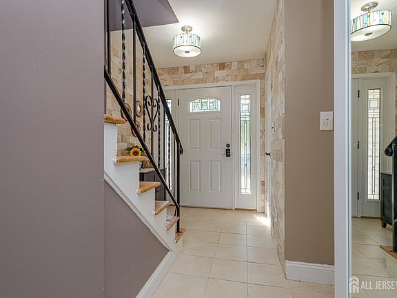 3rd image of 118 Buttonwood Dr