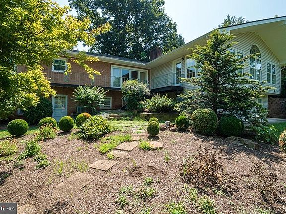 3rd image of 1202 Oaklawn Dr