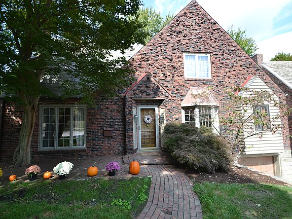 2nd image of 125 Hoodridge Dr