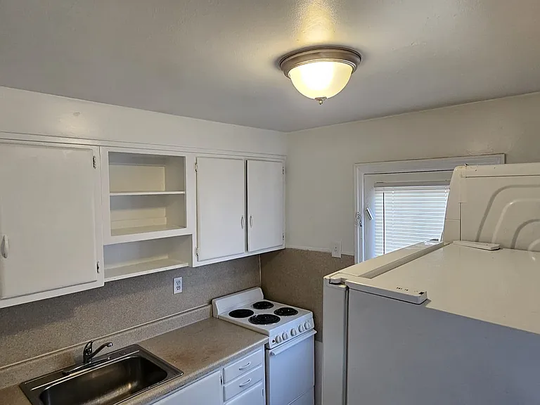 51 Lee St #A — Photo 3
